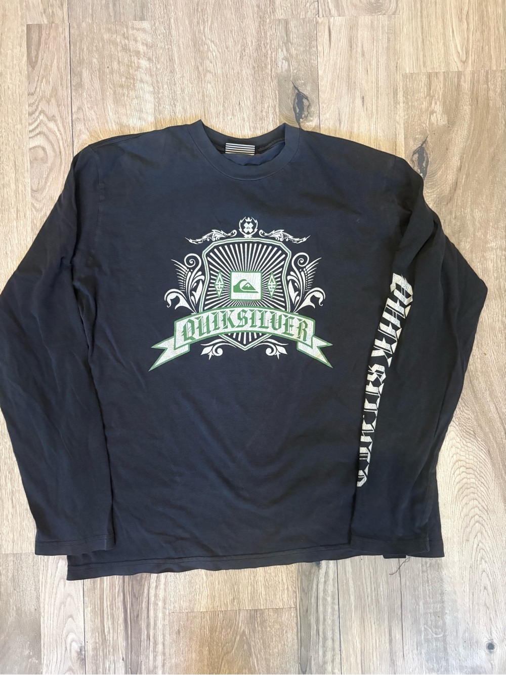 Y2K Quiksilver Men's Black Long-Sleeve Graphic Tee - Green Accent